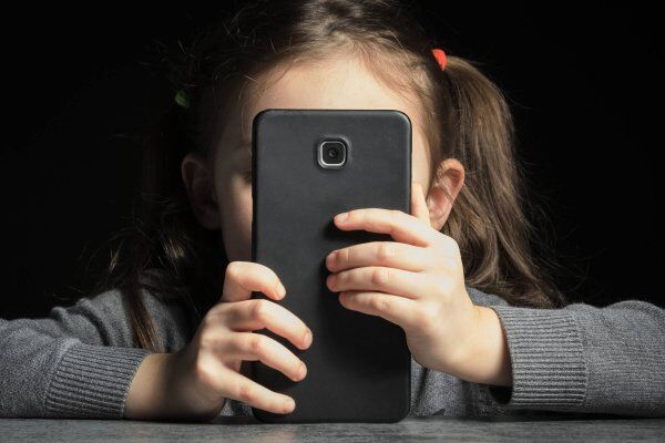 Telas e Infância: Cuidados no Uso de Dispositivos Digitais