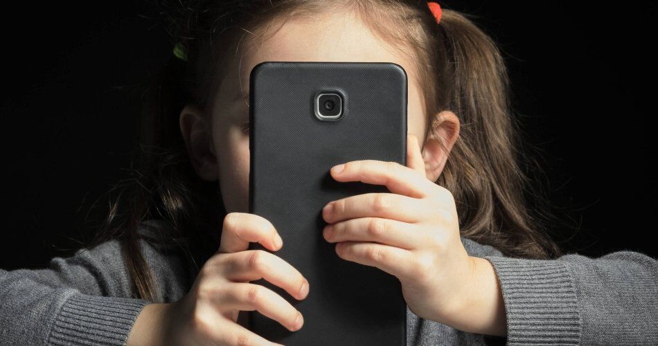 Telas e Infância: Cuidados no Uso de Dispositivos Digitais